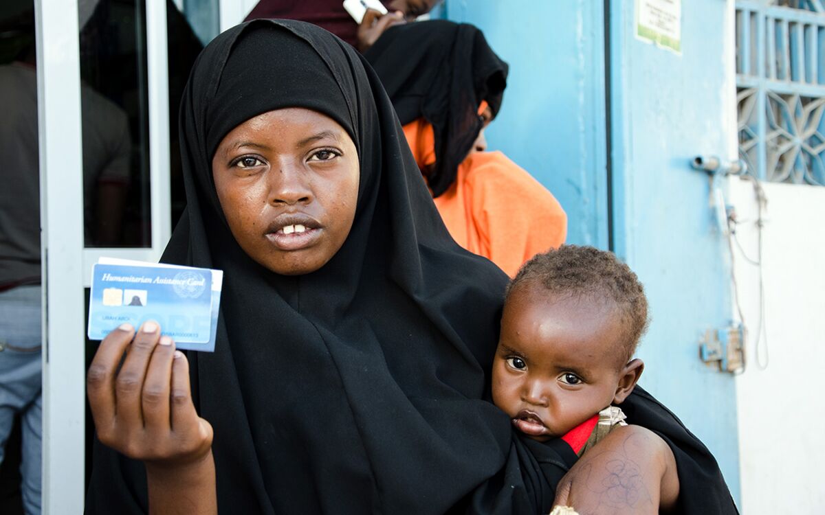 Bargeld und Gutscheine gegen den Hunger