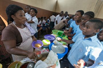 Togo: Essensausgabe in einer Schule. Photo: Christoph Püschner/Brot für die Welt