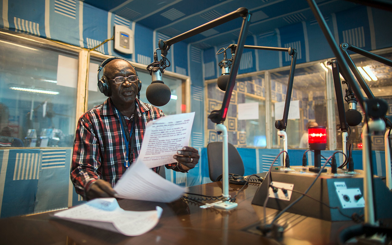DR Congo / Kinshasa: Moderator Dunia Mukunda Milemba sits at the microphone in the studio of the free and independent radio station. Photo: Michael Kappeler/picture alliance/dpa